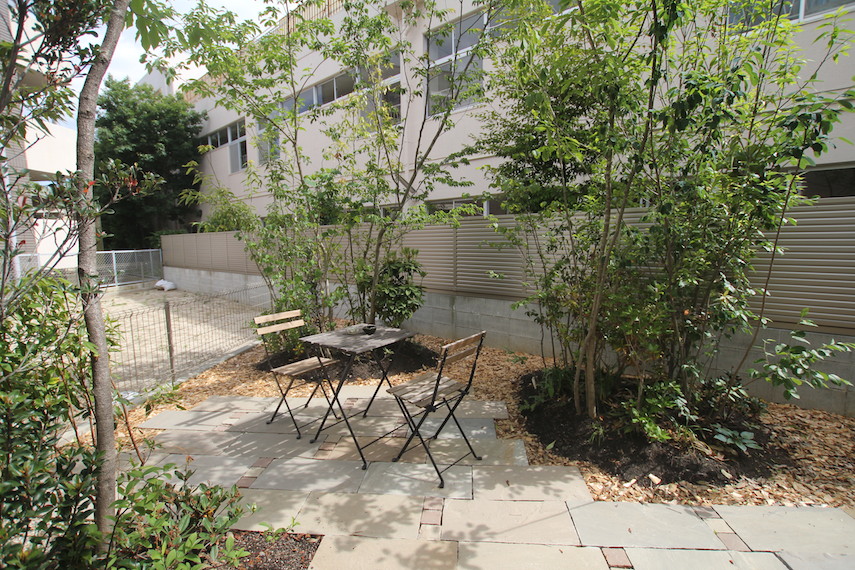 浜松市中区 雑木の庭| 雑木の庭と石貼りテラス - 株式会社ナイン